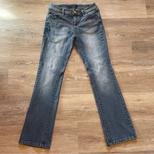 **SOLD**White House Black Market Low Rise Blanc Boot Leg Jeans 25 petite